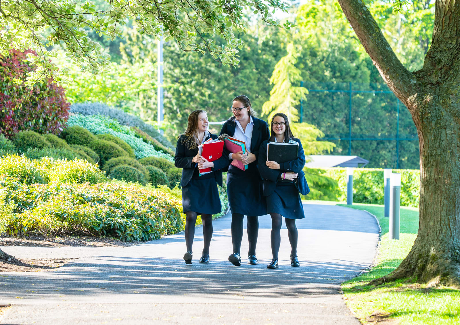 Studentswalkingthroughcampus